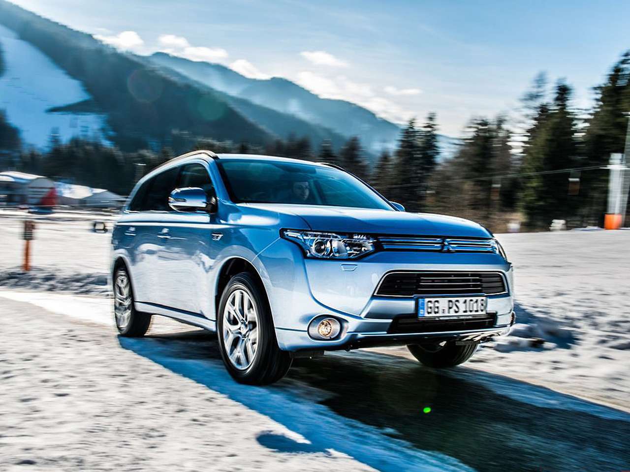 Электрокроссовер Mitsubishi Outlander PHEV появится в России в августе