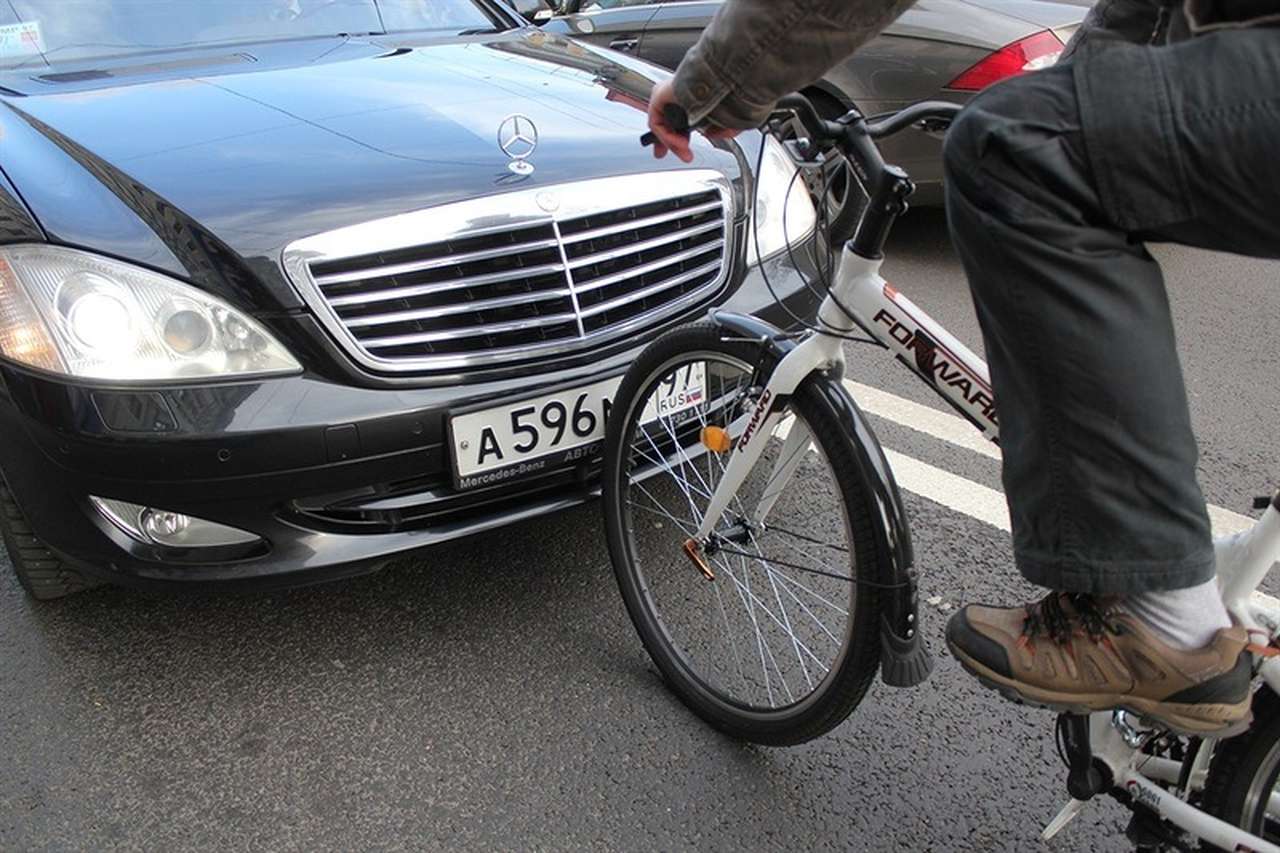 Митингующие заставили автомобиль чиновника подчиняться правилам