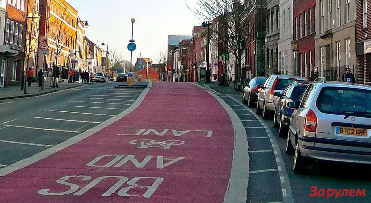 В Лондоне велосипедисты зачастую делят приоритет с автобусами.