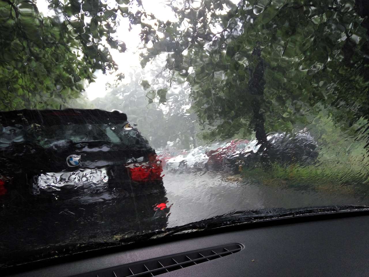 Обрушившийся на Москву ураган поломал деревья и вырвал автобусную остановку