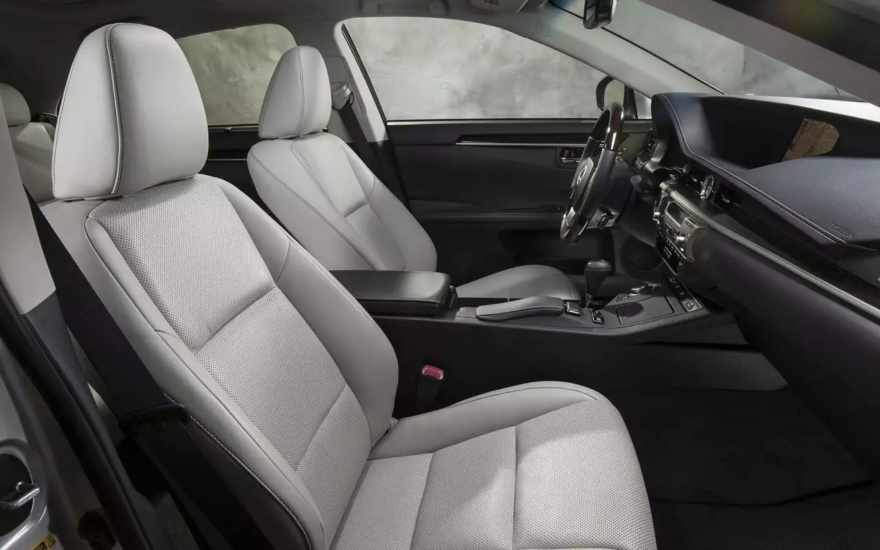 Интерьер Lexus ES