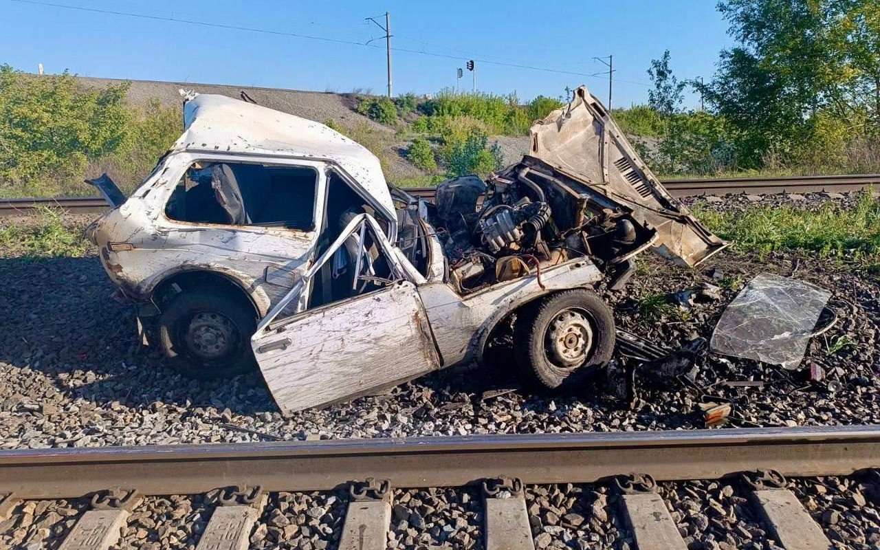 Под Челябинском поезд снес автомобиль влюбленной пары