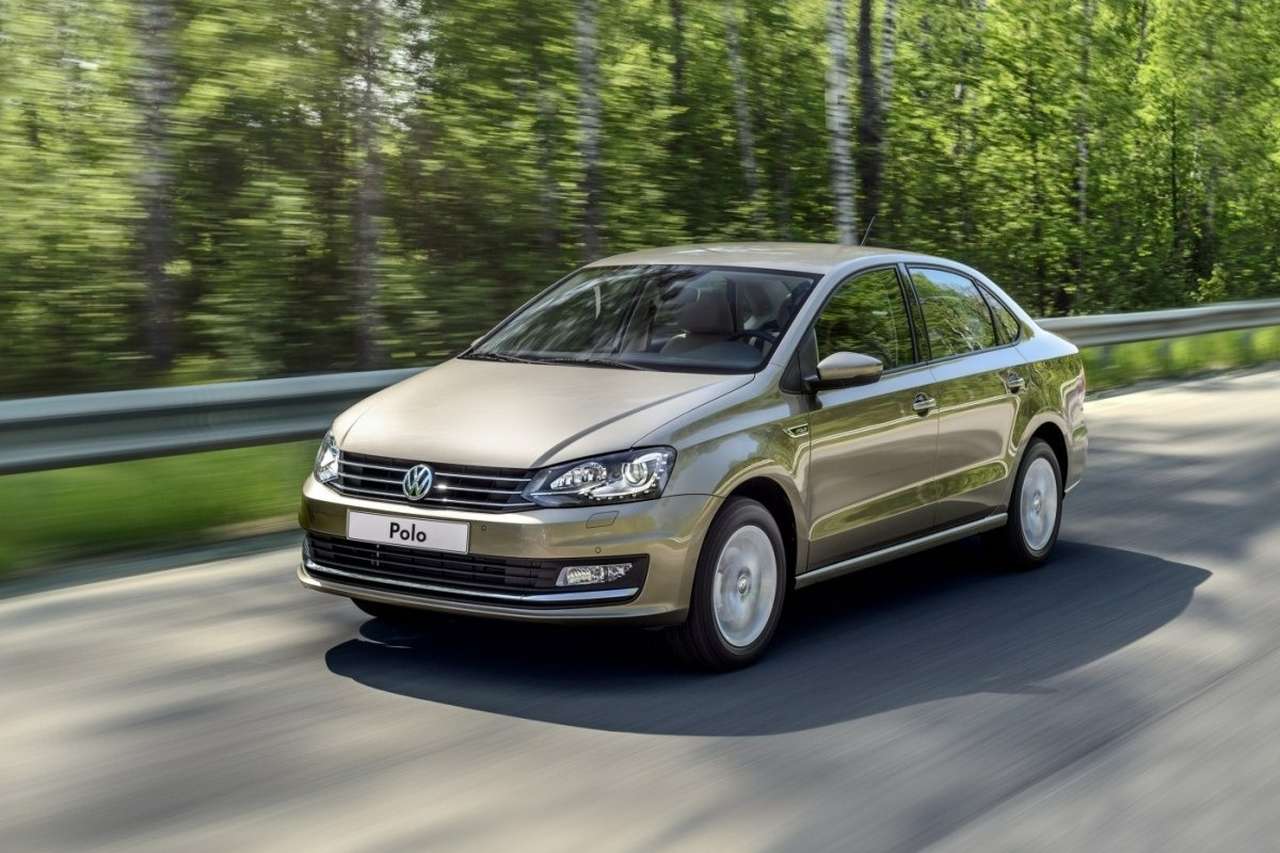 9-е место. Volkswagen Polo: 5,7 л/100 км. Седан VW Polo (от 679 900 рублей) – автомобиль удивительный. Ему уже исполнилось 10 лет (по нынешним временам – ветеран), а спрос на него и не думает снижаться. Мало того, по продажам он в последнее время даже начал теснить более молодые Rio и Solaris. А еще Polo интересен тем, что с каждым из трех предлагаемых моторов его расход топлива равен 5,7 л/100 км. Но если с 1,6-литровыми атмосферниками (90 либо 110 л.с.) этого показателя можно добиться только с механикой, то с 1,4-литровым турбомотором – еще и с роботом DSG.