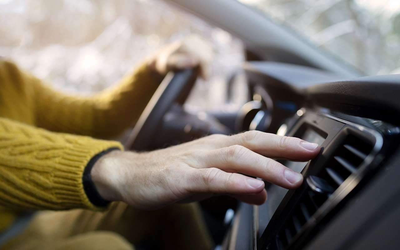 Запах из кондиционера: что завелось в машине и как это устранить