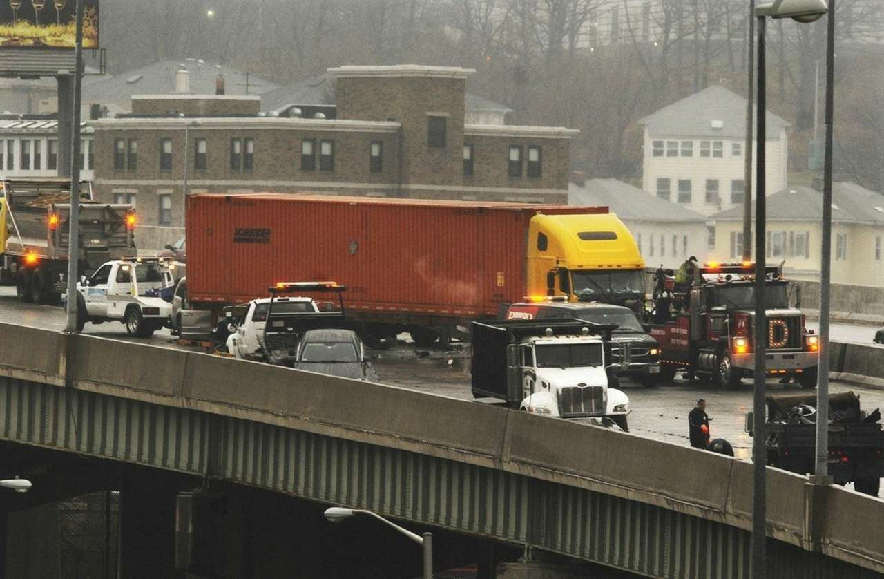 В США столкнулись 65 автомобилей