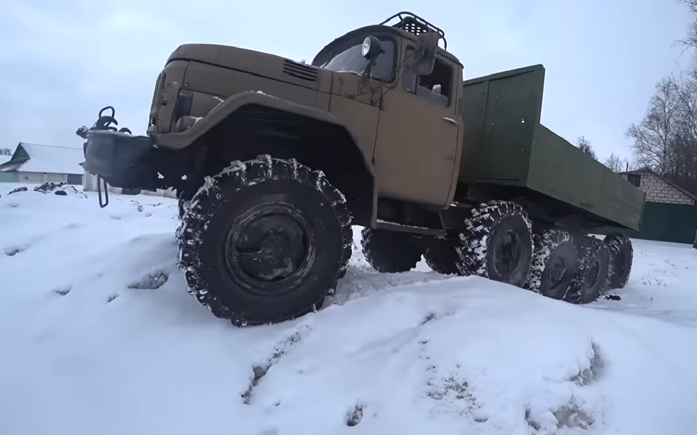 10-колесный ЗИЛ рвет бездорожье: уникальный грузовик показали на видео