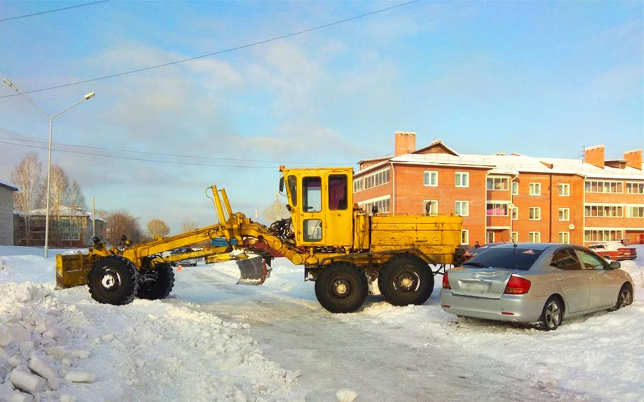 Нетрезвая уборка: пьяный водитель грейдера прошелся по припаркованным автомобилям