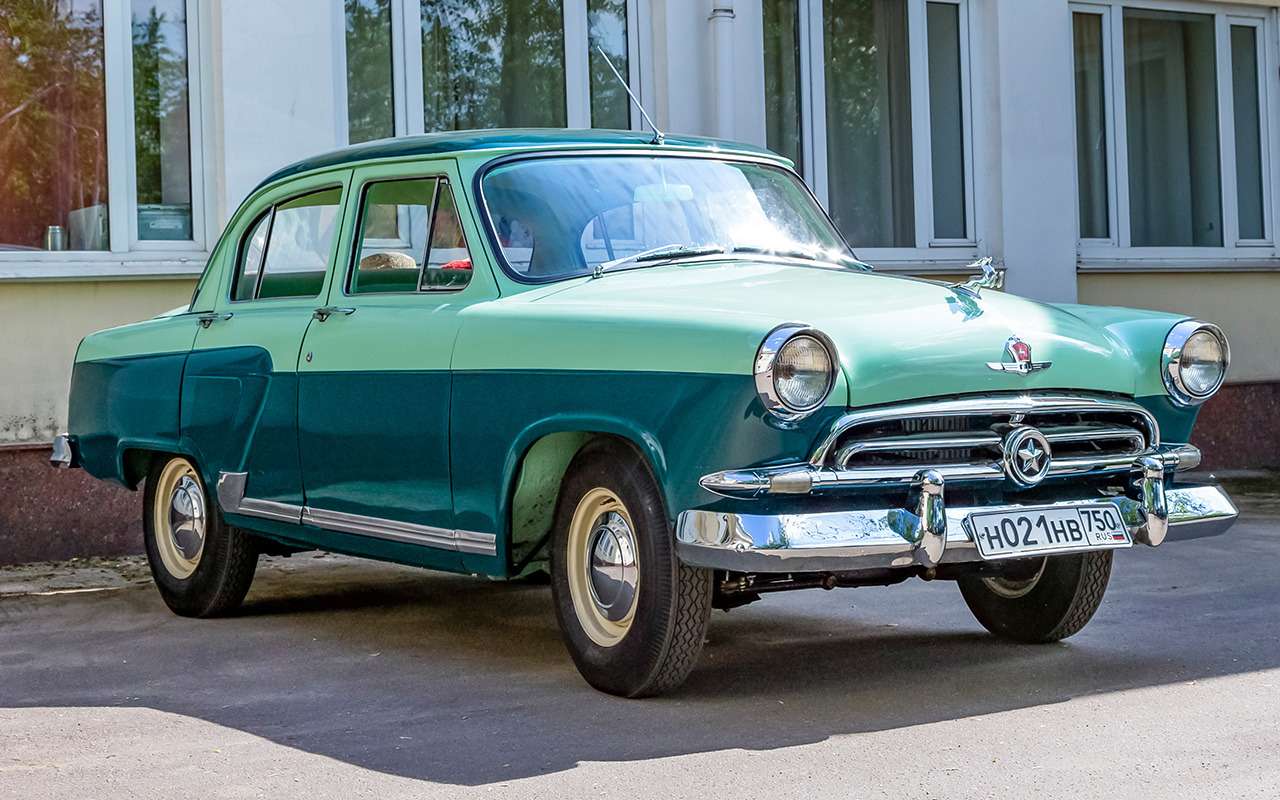 Волга ГАЗ-М21 – седан среднего класса. Длина – 4830 мм, колесная база – 2700 мм. Волгу отличал вполне современный дизайн – хотя, конечно же, отчетливо читались черты стилистики седана Ford Mainline. Однако копией американской машины советская Волга не была. Снаряженная масса ГАЗ-М21 – 1450 кг, одна из самых высоких в классе. Помимо седанов, с 1962 года выпускали универсалы ГАЗ‑22.