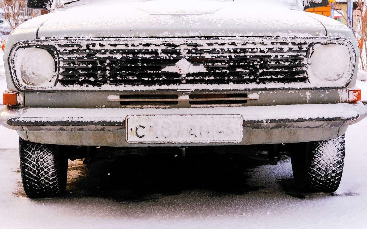 И такое бывает: из-за снежка на машине водителя лишили прав на два месяца