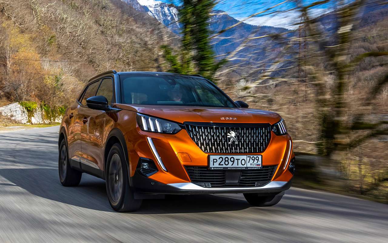 Peugeot 2008 1.2 АТ6. Цена в России от 1 639 000 ₽. В яркой внешности машине не откажешь – как практически любой модели Peugeot.Светодиодные ходовые огни стоят на всех версиях – но в легко ранимых углах бампера. Фары бывают разные: галоген в «базе», рефлекторные светодиодные в среднем уровне Allure и LED-оптика с автоматическим дальним светом в топе. Противотуманки с подсветкой поворотов есть в двух старших версиях. Свет хороший, но без омывателя.