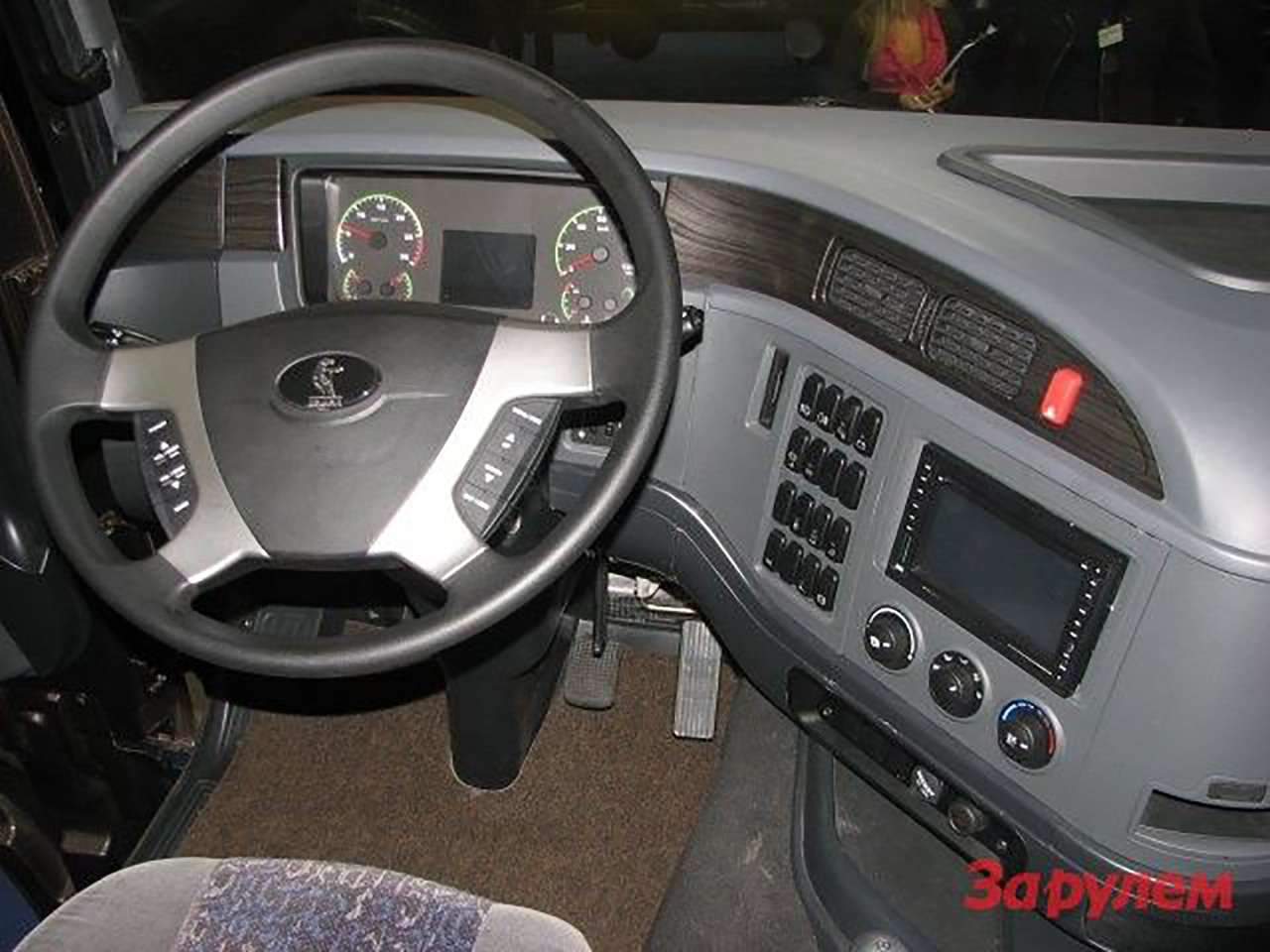 Такой руль был установлен на концепт КАМАЗ-5490 собственной разработки российского завода.