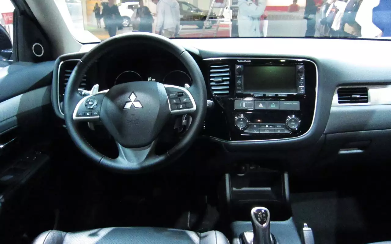 Интерьер Mitsubishi Outlander
