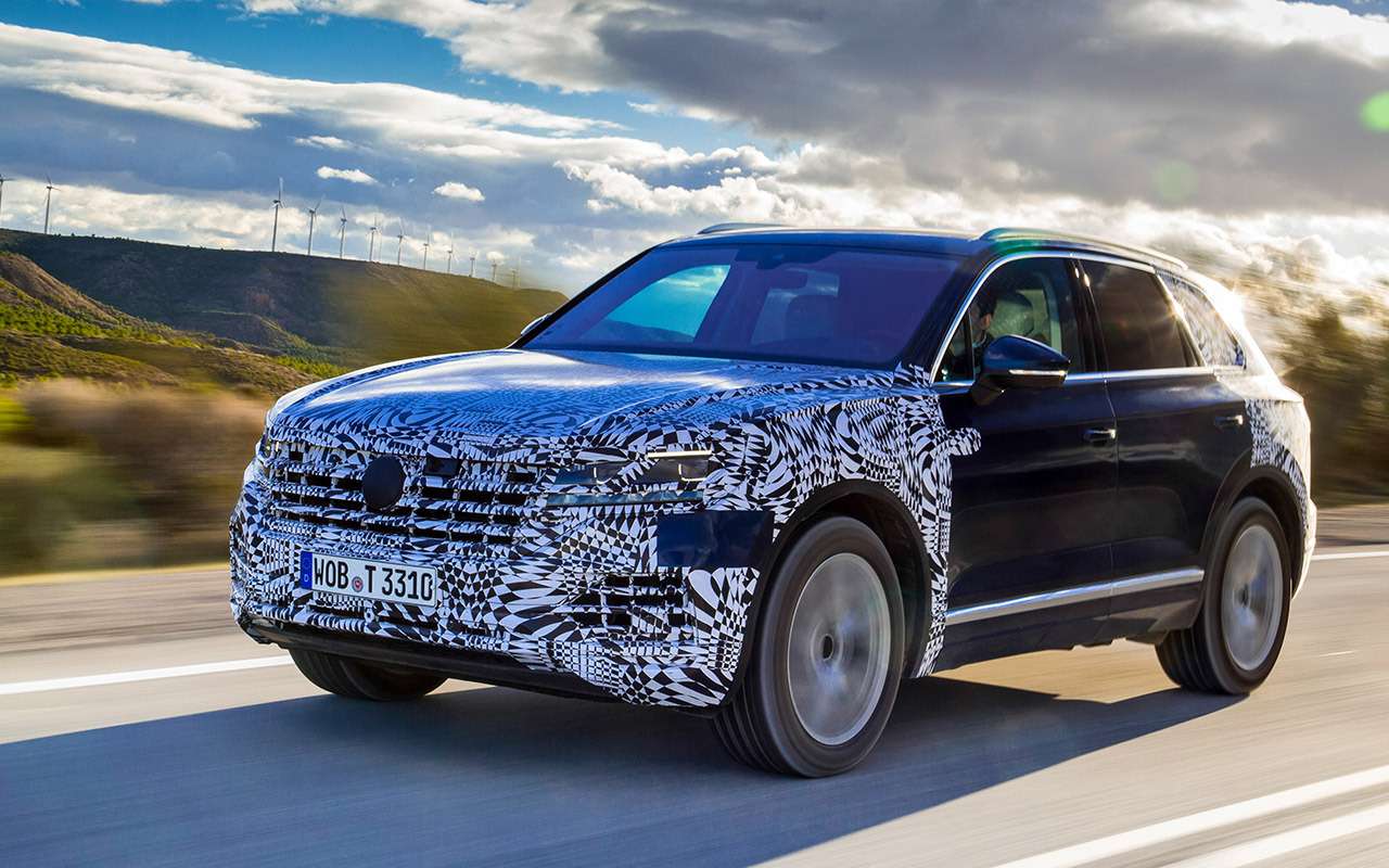 Новый Touareg на 77 мм длиннее и на 44 мм шире предшественника, но компактнее, чем другие автомобили на платформе MLB Evo – Audi Q7, Porsche Cayenne, Bentley Bentayga и Lamborghini Urus. Ему доступны и пневмоподвеска, и активные электромеханические стабилизаторы поперечной устойчивости, и даже полноуправля­емое шасси: на скорости до 37 км/ч задние колеса поворачиваются в сторону, противоположную повороту передних. Привод – исключительно полный. Продажи откроют трехлитровые дизельные версии.