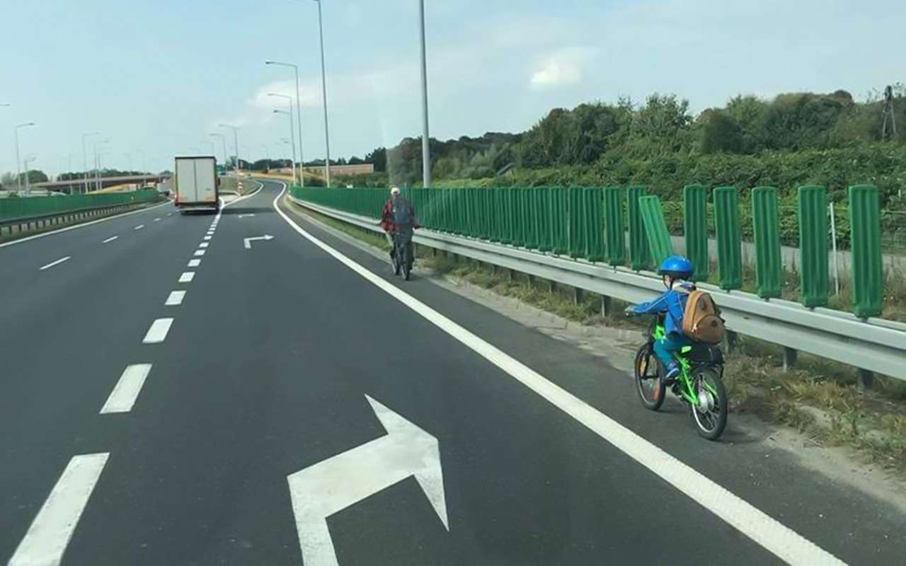 Мужчина решил прокатиться на велосипеде по скоростной магистрали. Вместе с сыном!