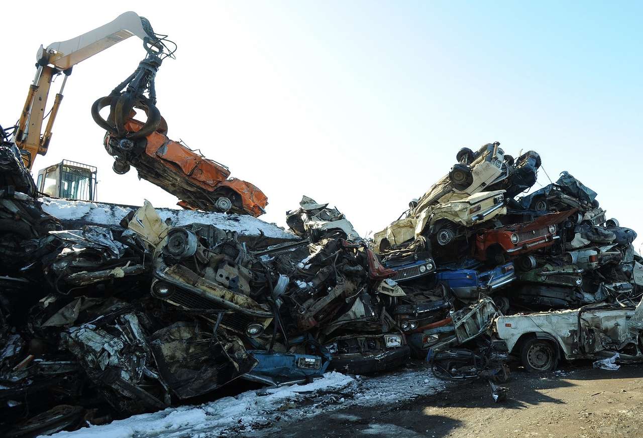 Минпромторг с сентября запустит программу утилизации старых автомобилей