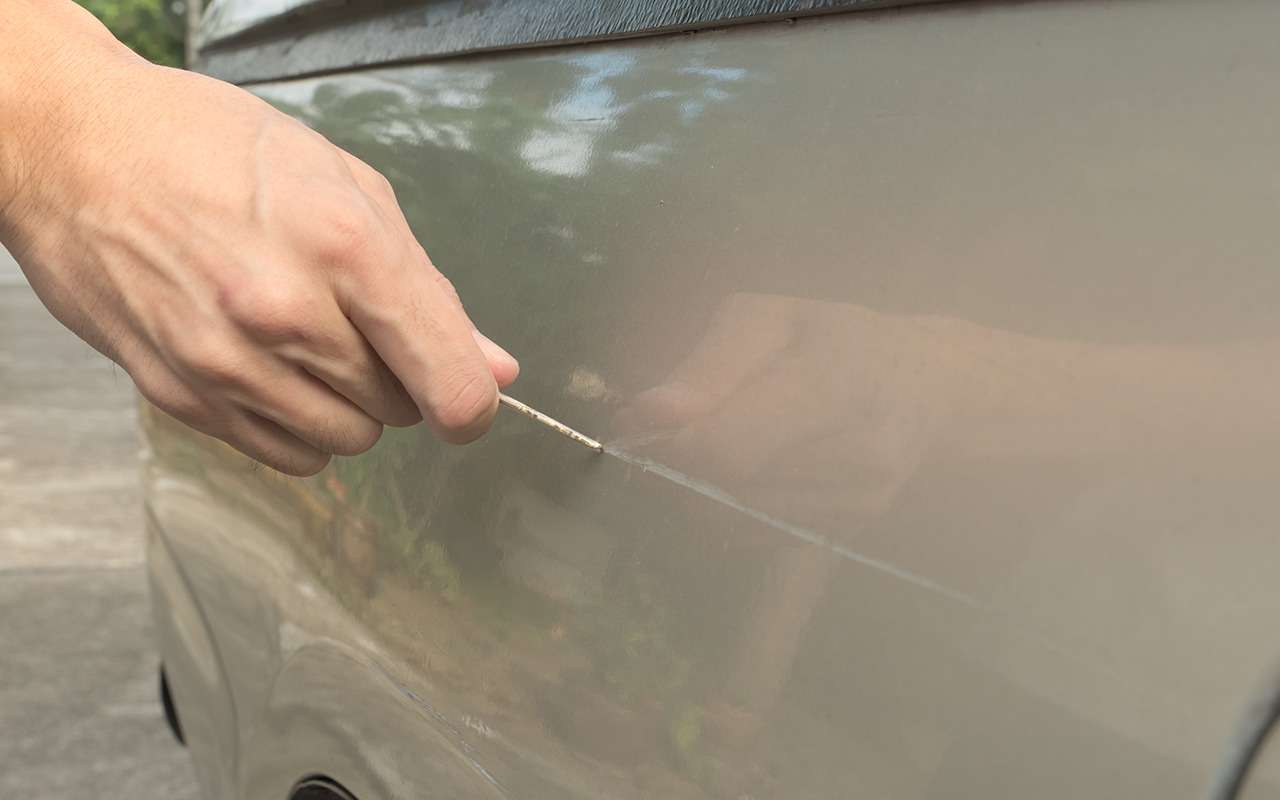 Шантажист обещал «покоцать» автомобили, если ему не переведут деньги