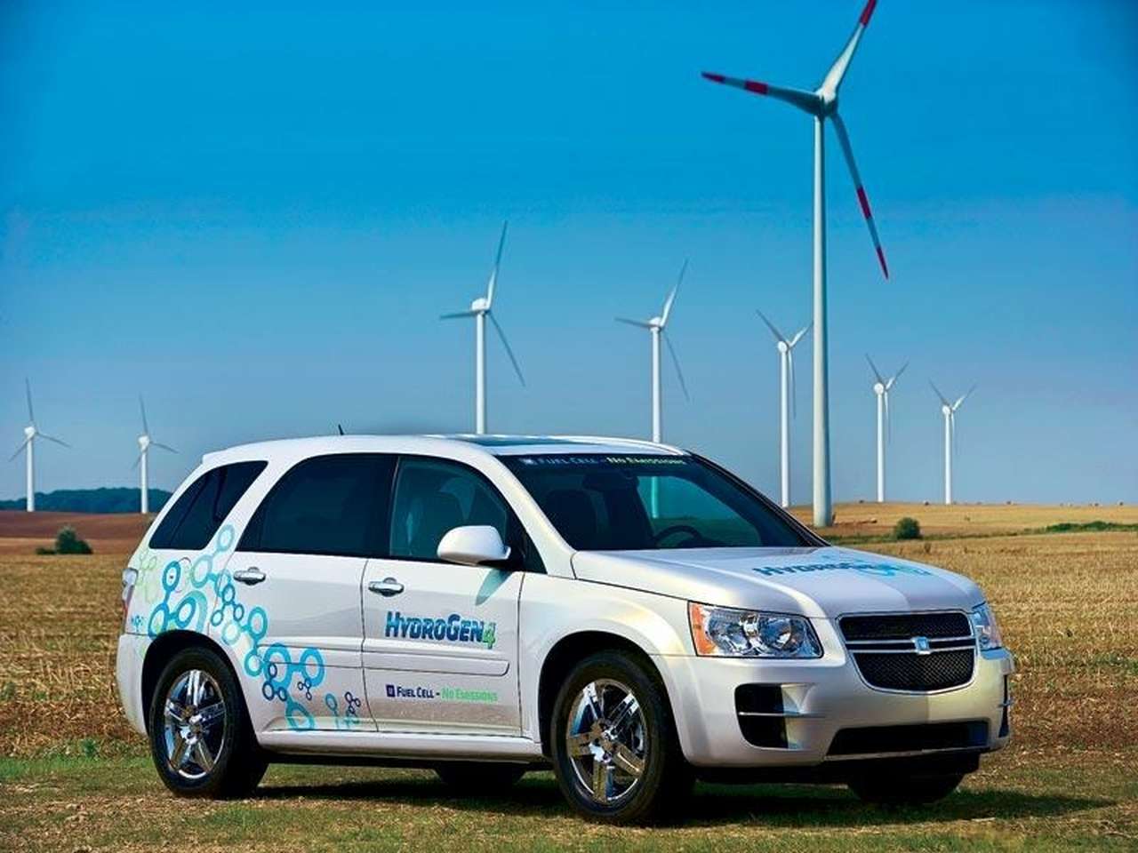 HydroGen4 – четвертый вариант авто на топливных элементах. Прототипы впервые построены большой серией – свыше 100! 4,2 кг сжатого до 70 МПа водорода хватает на 320 км экономичной езды. Можно разогнать двухтонную машину до 160 км/ч, а до 100 км/ч за 12 с.