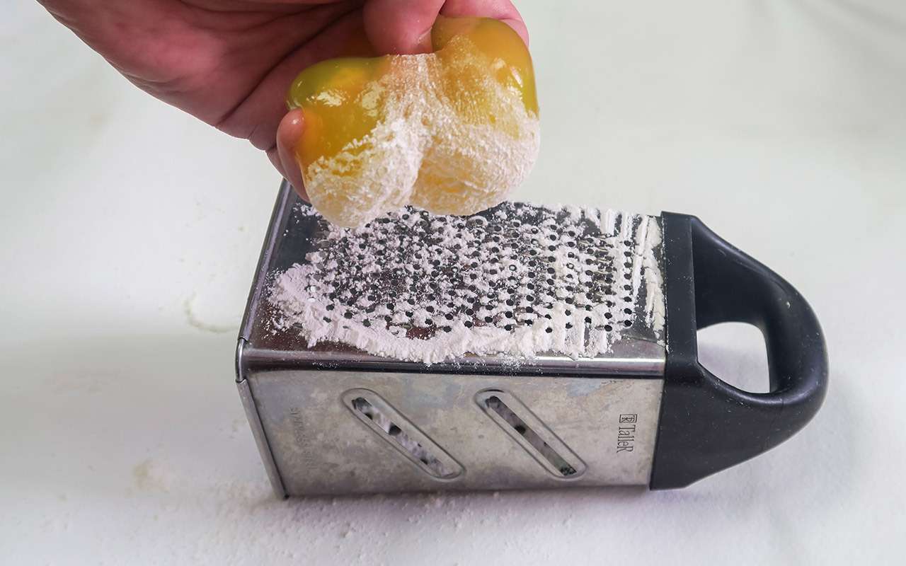 Стендовые испытания провели с применением кухонных принадлежностей, позаимствовав пакет муки в качестве загрязнителя и терку как объект, с которого необходимо удалить грязь. Заведомо шершавая поверхность, которую обычной тряпкой не протереть, отлично подходит для ­проверки «лизунов». Лизун в действии. Что-то удаляет, что-то остается. Для экзотики попробовать можно, но мощный пылесос с подходящей насадкой справится лучше.