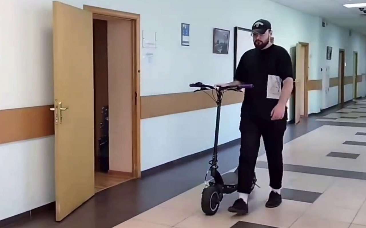 Прецедент: судебные приставы впервые изъяли электросамокат у виновника аварии