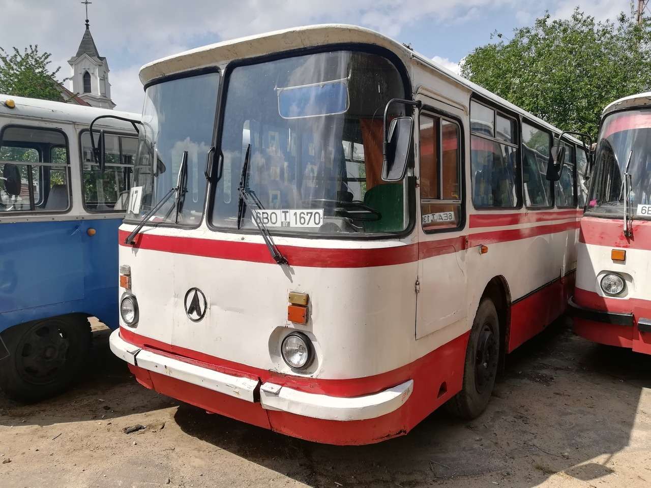 Автобусы ЛАЗ были в своё время настолько привычным пейзажем многих городов СССР, что казалось, они не исчезнут никогда. Как же автор этих строк проклинал этот автобус с трудом протискиваясь в его двери в начале 2007 года на одном из городских маршрутов Минска. Но я тогда не знал, что это была последняя поездка на ЛАЗ-695Н. Это была одна из последних рейсовых машин.