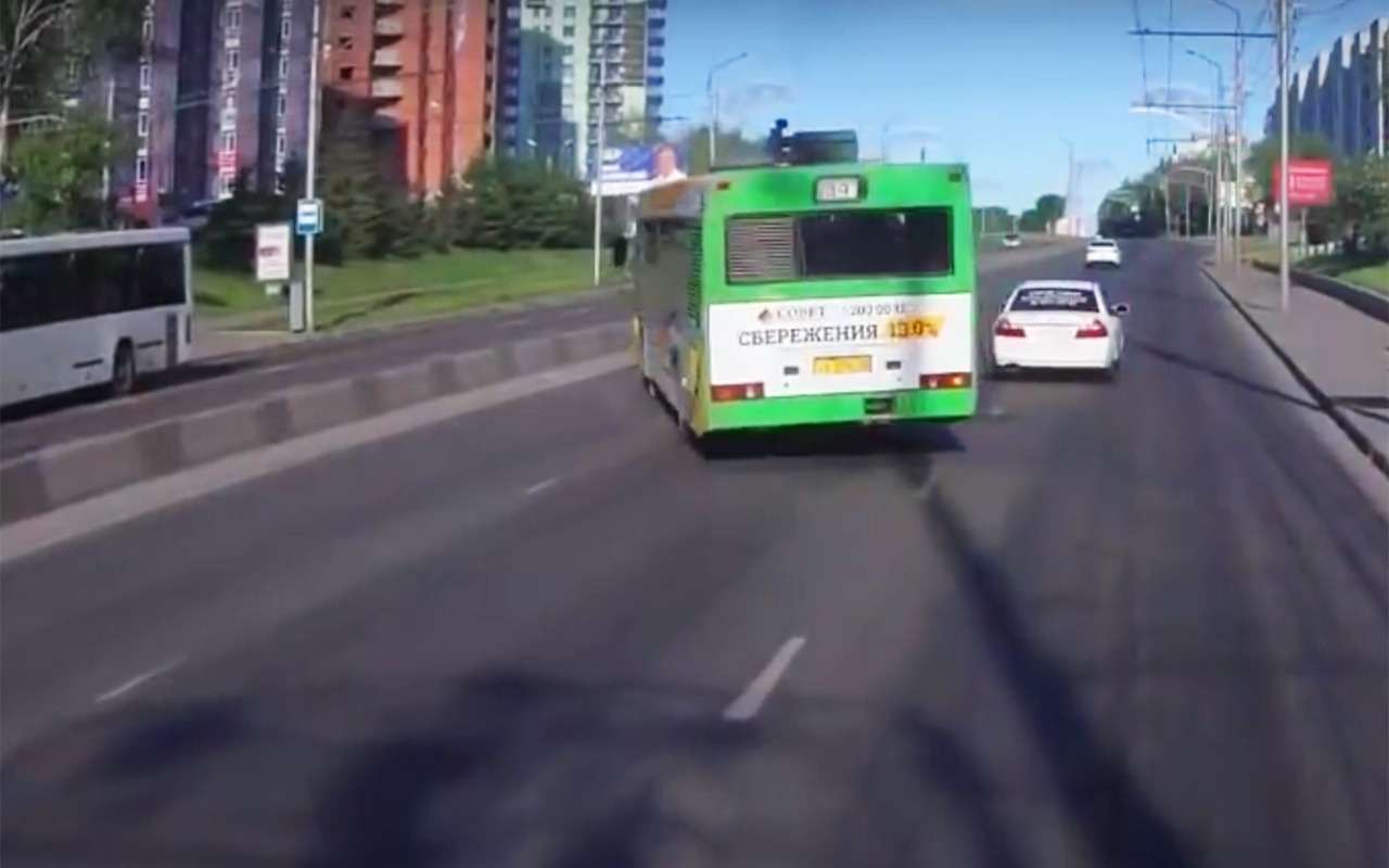 Игры в «шашечки» с маршрутным автобусом. Без аварии не обошлось!