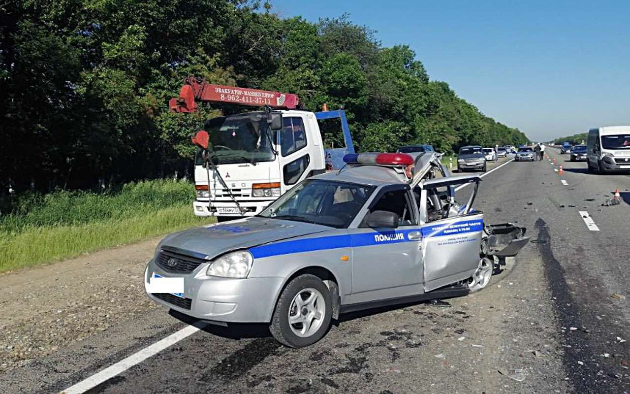 Грузовик сбил двух гаишников на обочине