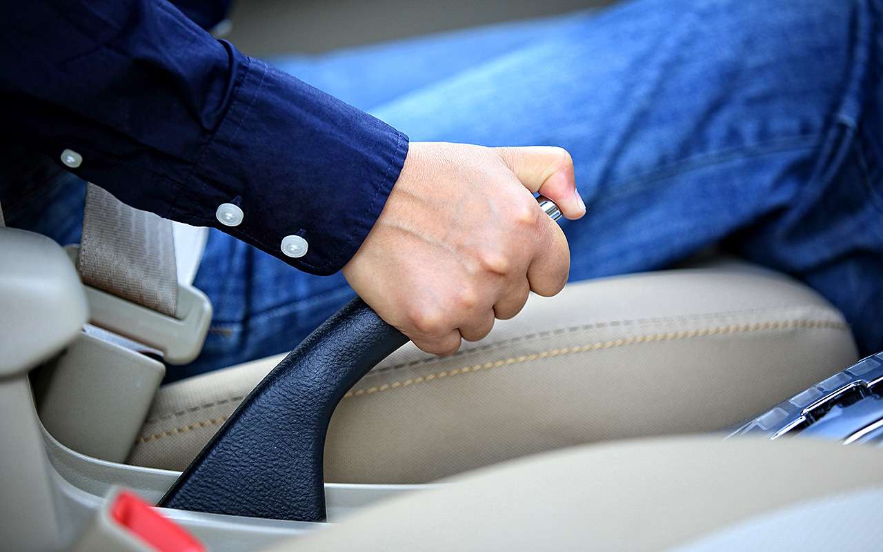 Надо ли пользоваться ручником зимой? А можно ли?