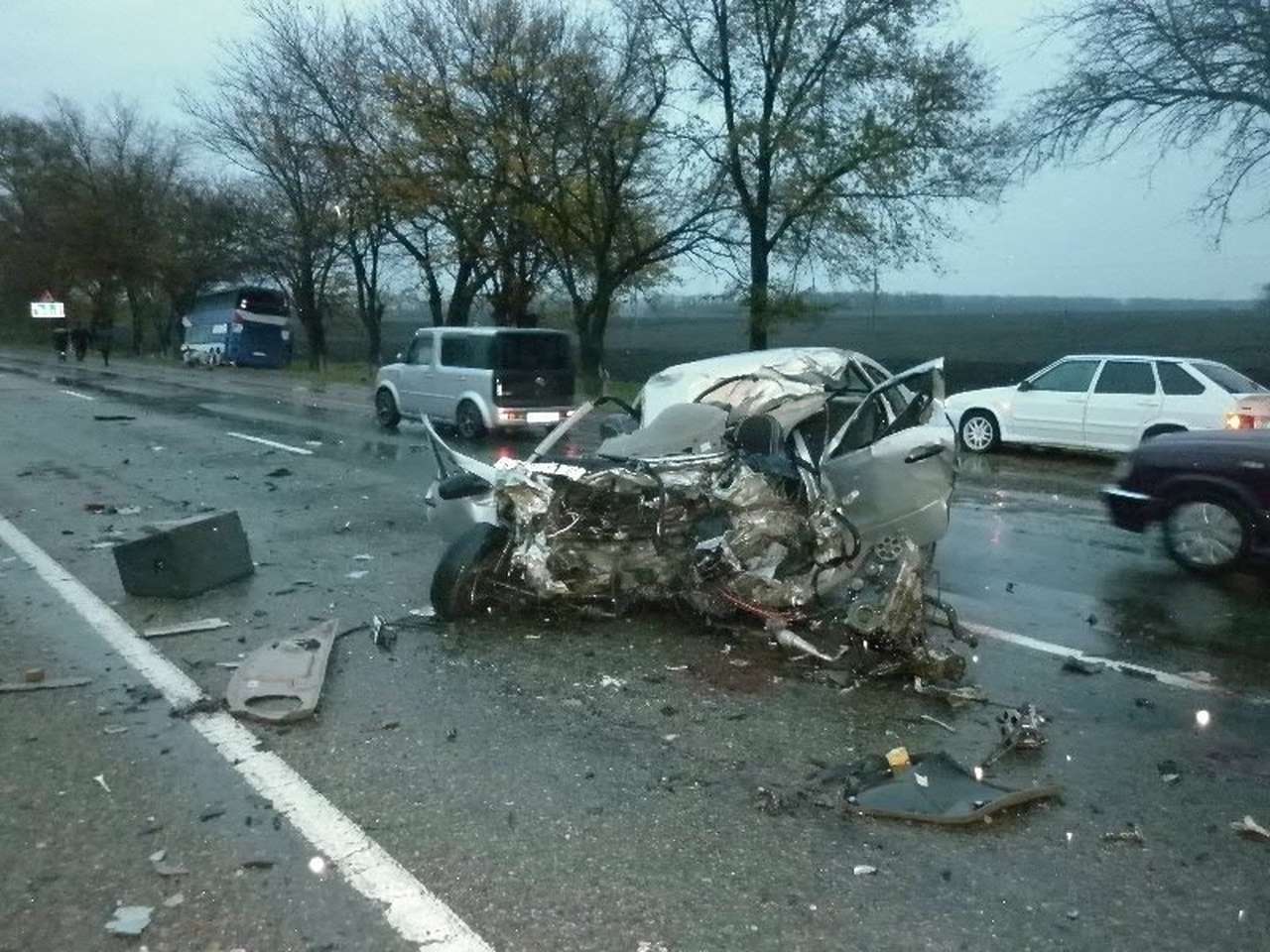 Три человека погибли при столкновении Lada Kalina с автобусом