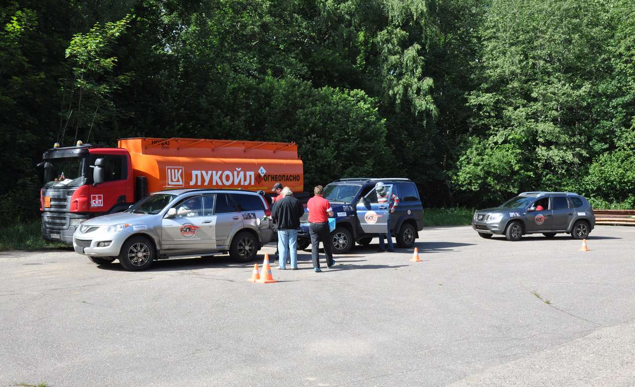 Редкий момент: на дозаправку заехали сразу три автомобиля