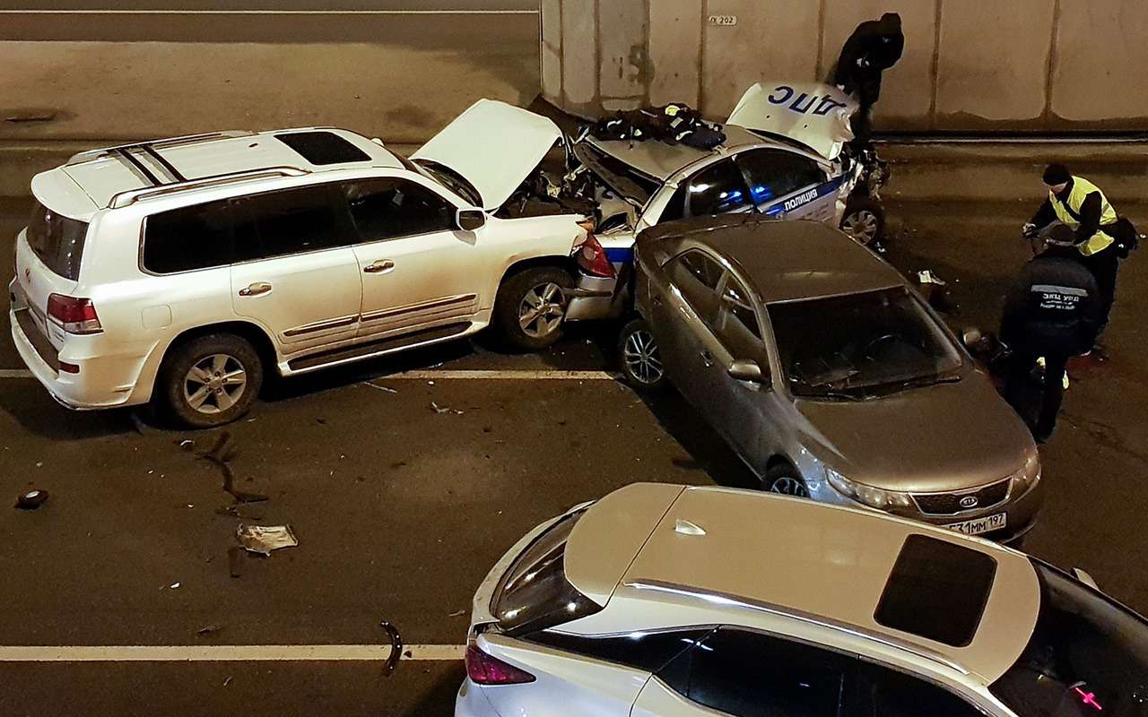 Сотрудник ГИБДД погиб при оформлении аварии