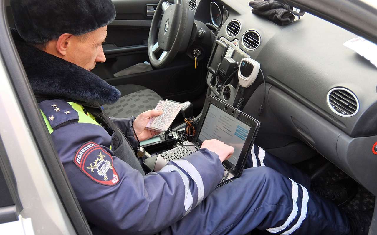 Сотрудники ГИБДД начали штрафовать владельцев авто с механической коробкой передач