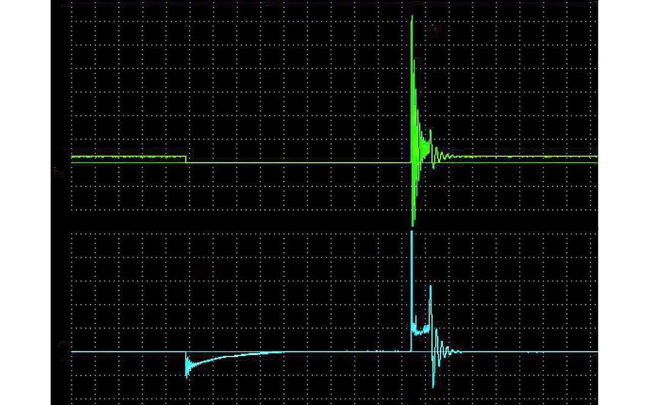 Осциллограммы напряжения в первичной (сверху) и вторичной (снизу) цепях системы зажигания. В момент прерывания тока первичной обмотки 
возникают высоковольтные импульсы напряжения.