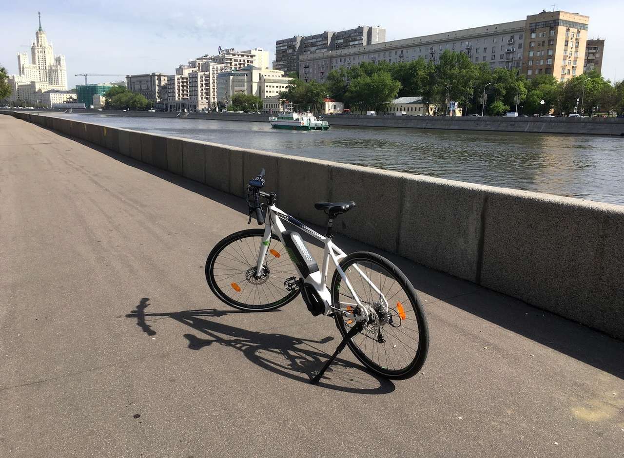 Skoda e-Bike органично вписывается в городской пейзаж.