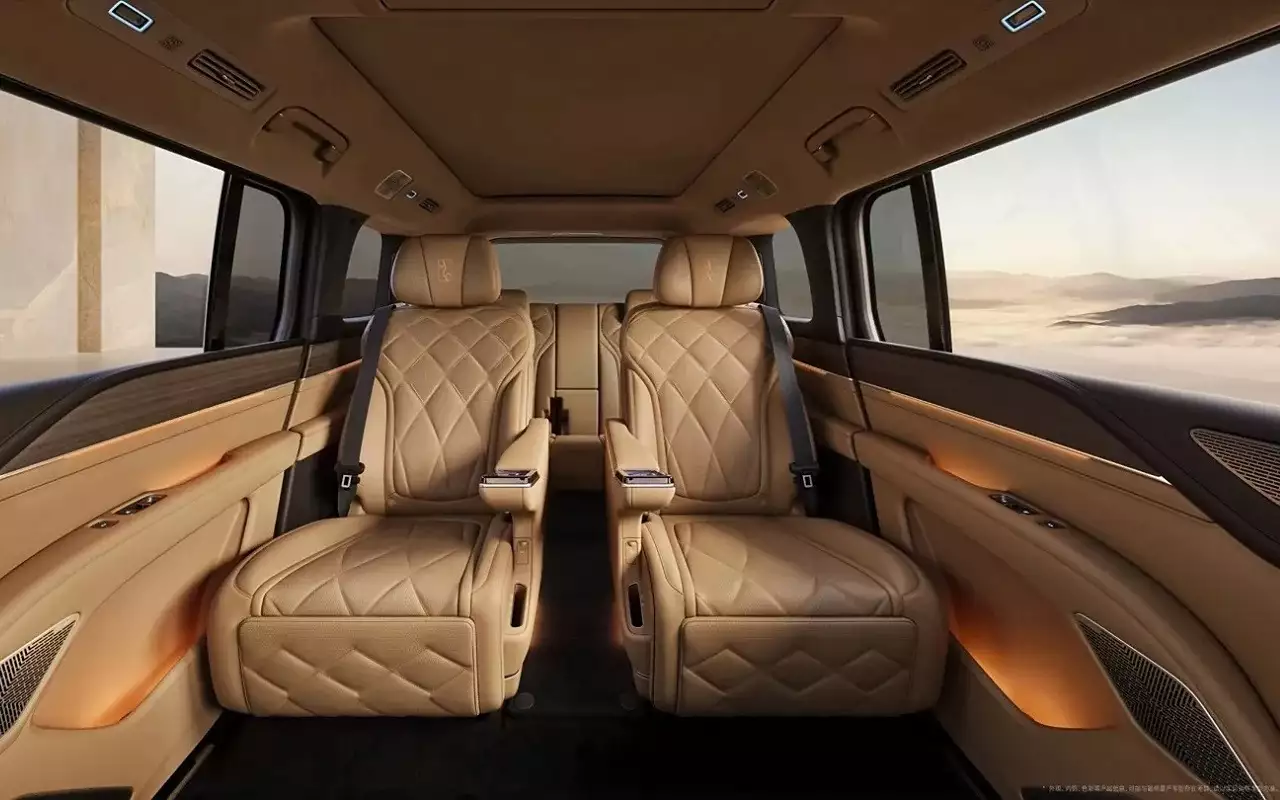 Интерьер BYD Yangwang U8L
