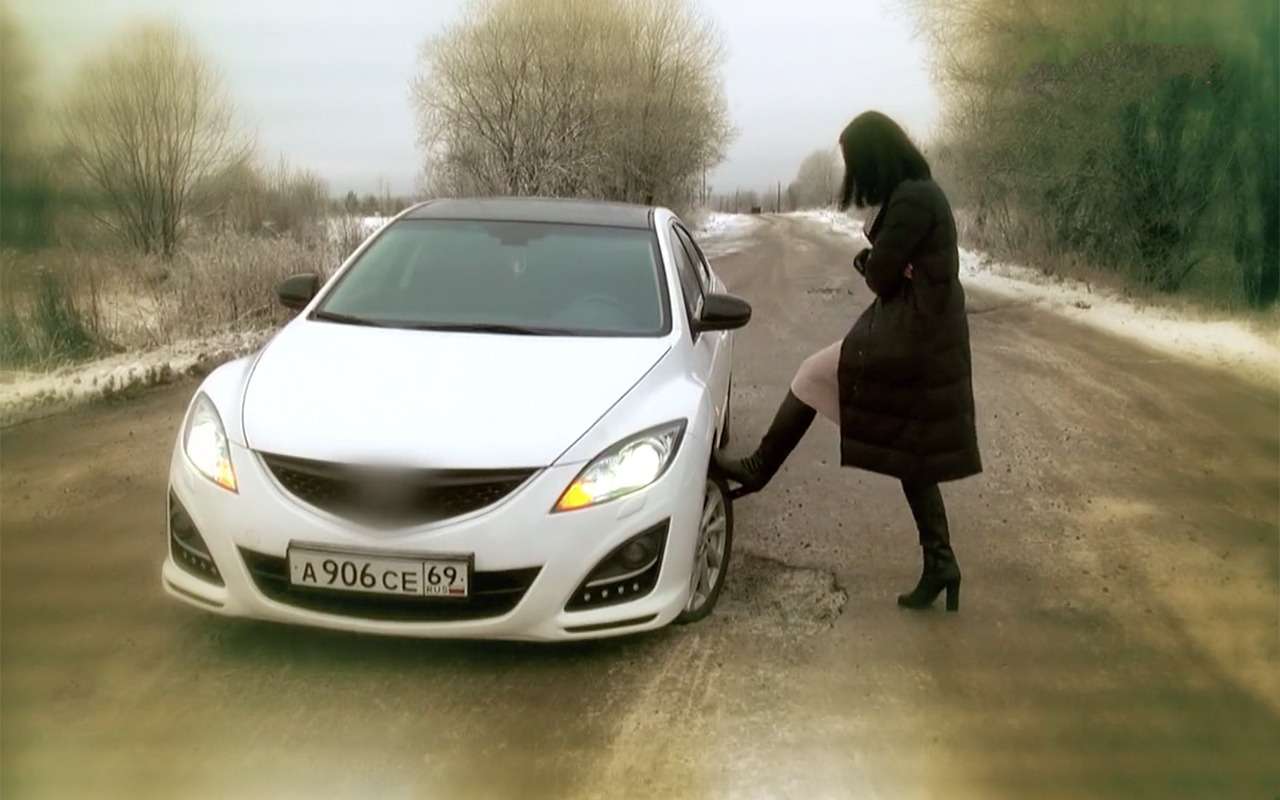 При попадании в глубокую яму чаще всего повреждаются шины и диски. Но иногда ремонтировать приходится подвеску и даже кузов.