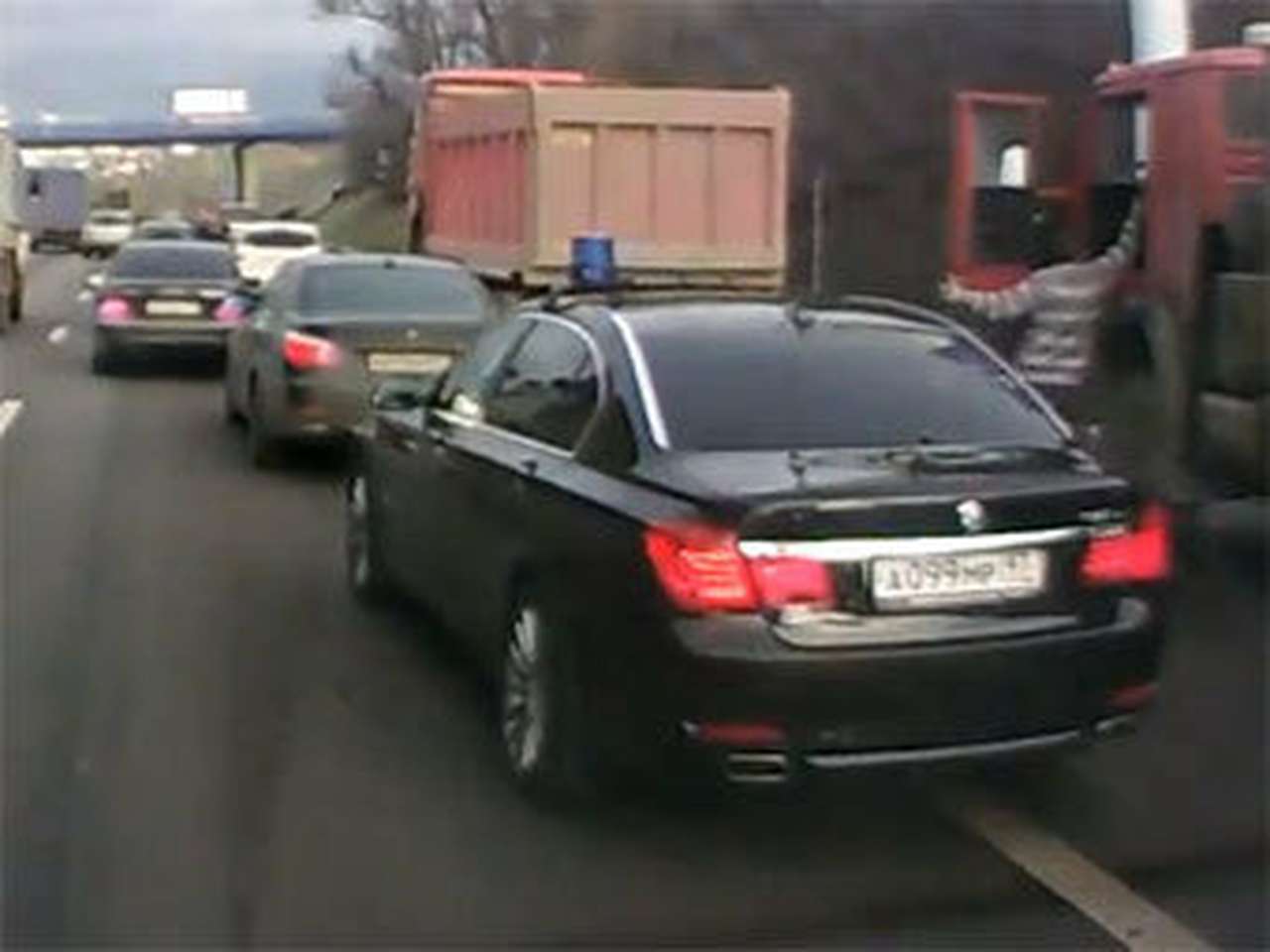 Ретивого водителя «мигалки» отстранили от службы