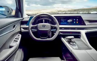 В оснащении очень много электронных систем, вплоть до автопарковщика, есть 12‑дюймовый дисплей. А вот обогрева лобового стекла, руля и задних сидений не предусмотрено.