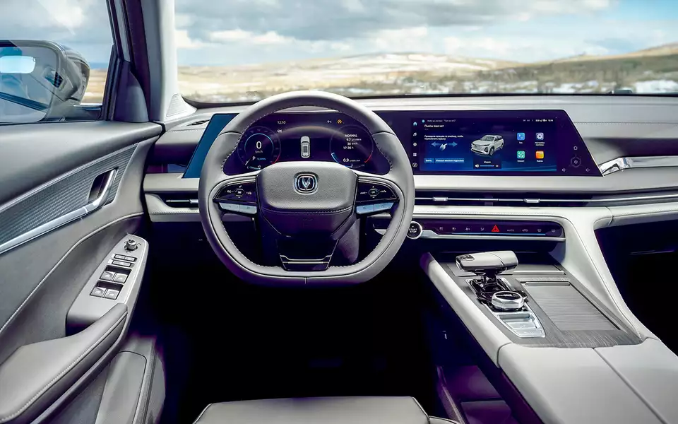 В оснащении очень много электронных систем, вплоть до автопарковщика, есть 12‑дюймовый дисплей. А вот обогрева лобового стекла, руля и задних сидений не предусмотрено.