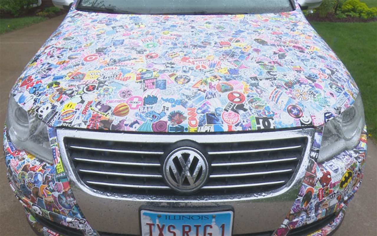Прохожие оборачиваются: на машине 10 тысяч наклеек