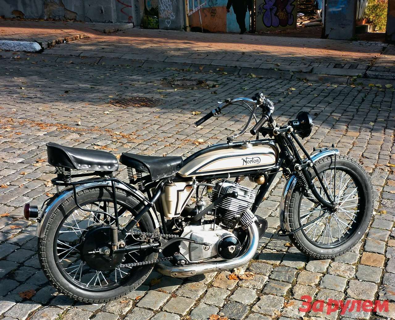 Оказывается, почитателей винтажных «Нортонов» в мире – немалое количество. И не удивительно: чем больше погружаешься в изучение мелочей, тем глубже раскрывается все скрытое обаяние этого угловатого и не кичащегося излишествами двухколесного средства передвижения.
