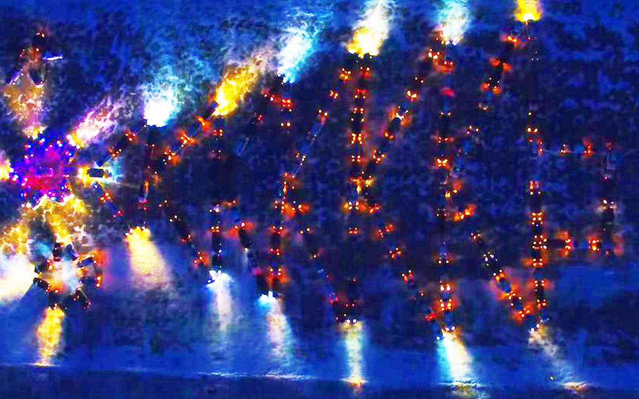 На «елку» съехались всем городом: флэшмоб из 170 автомобилей