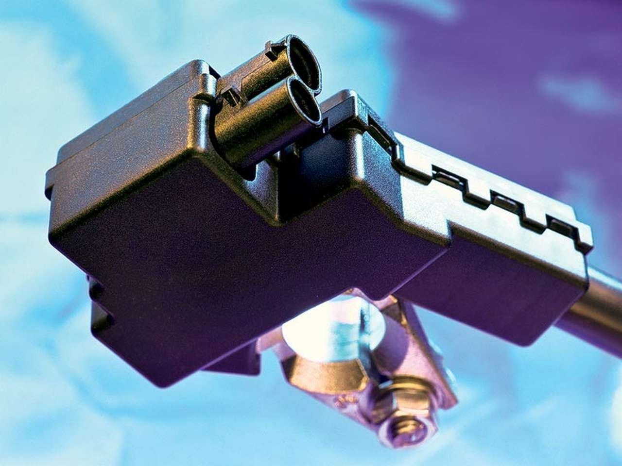 Пластиковая коробочка делает свинцовую клемму «разумным существом».