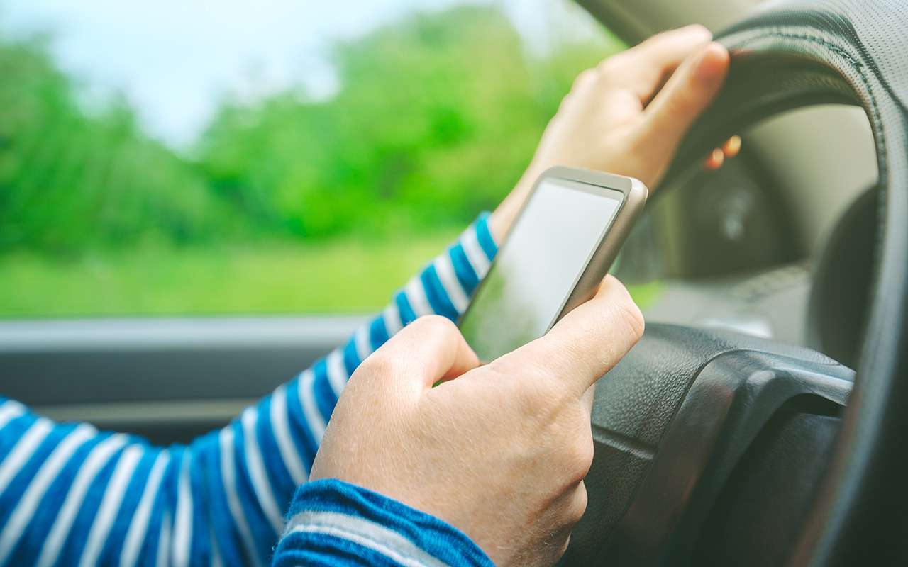 Рассеянный воришка оставил в обчищенном автомобиле свой смартфон