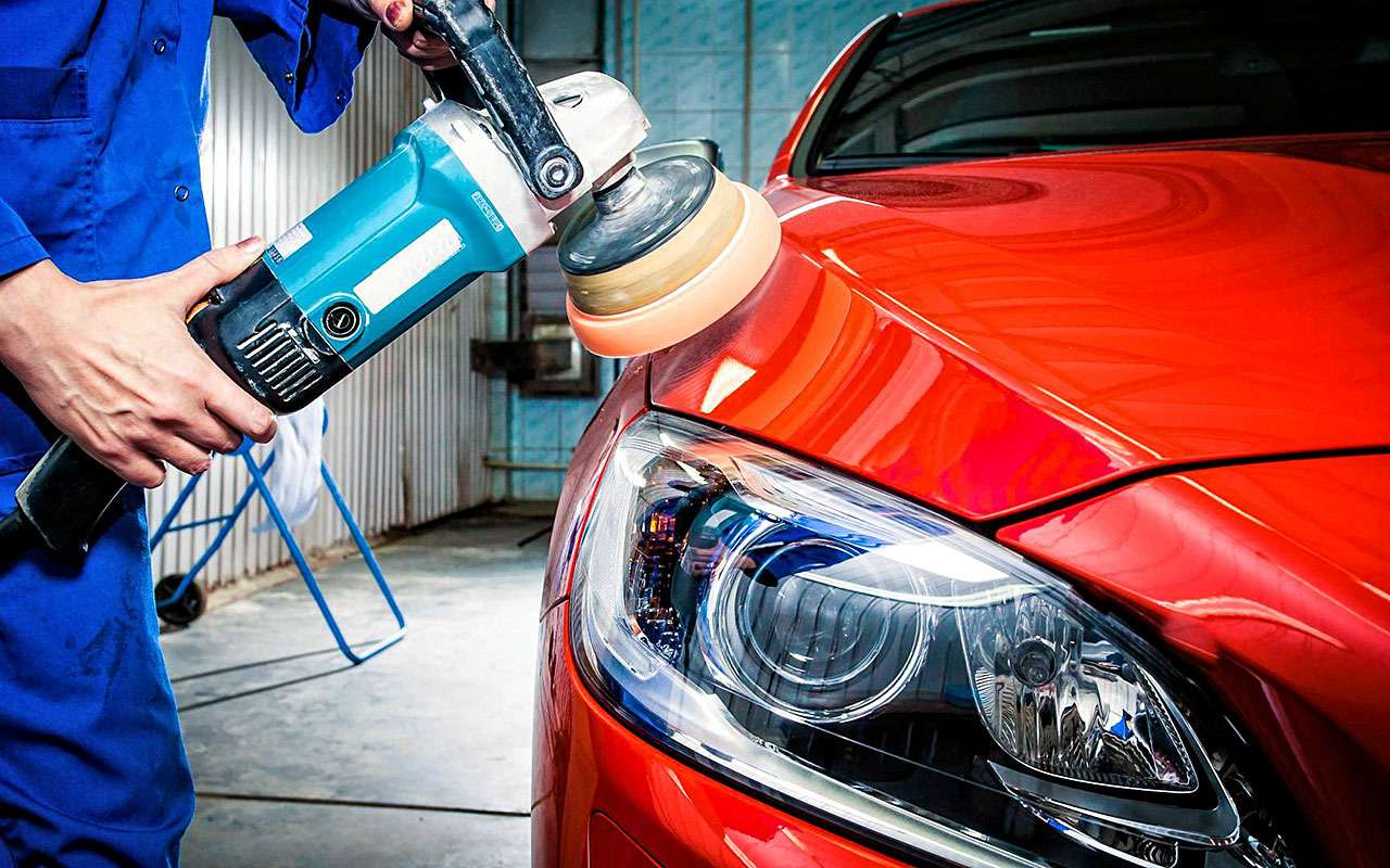 К абразивной полировке кузова, придающей машине свежий вид, частенько прибегают при предпродажной подготовке подержанных автомобилей. Также она спасает при легких повреждениях лакокрасочного покрытия.