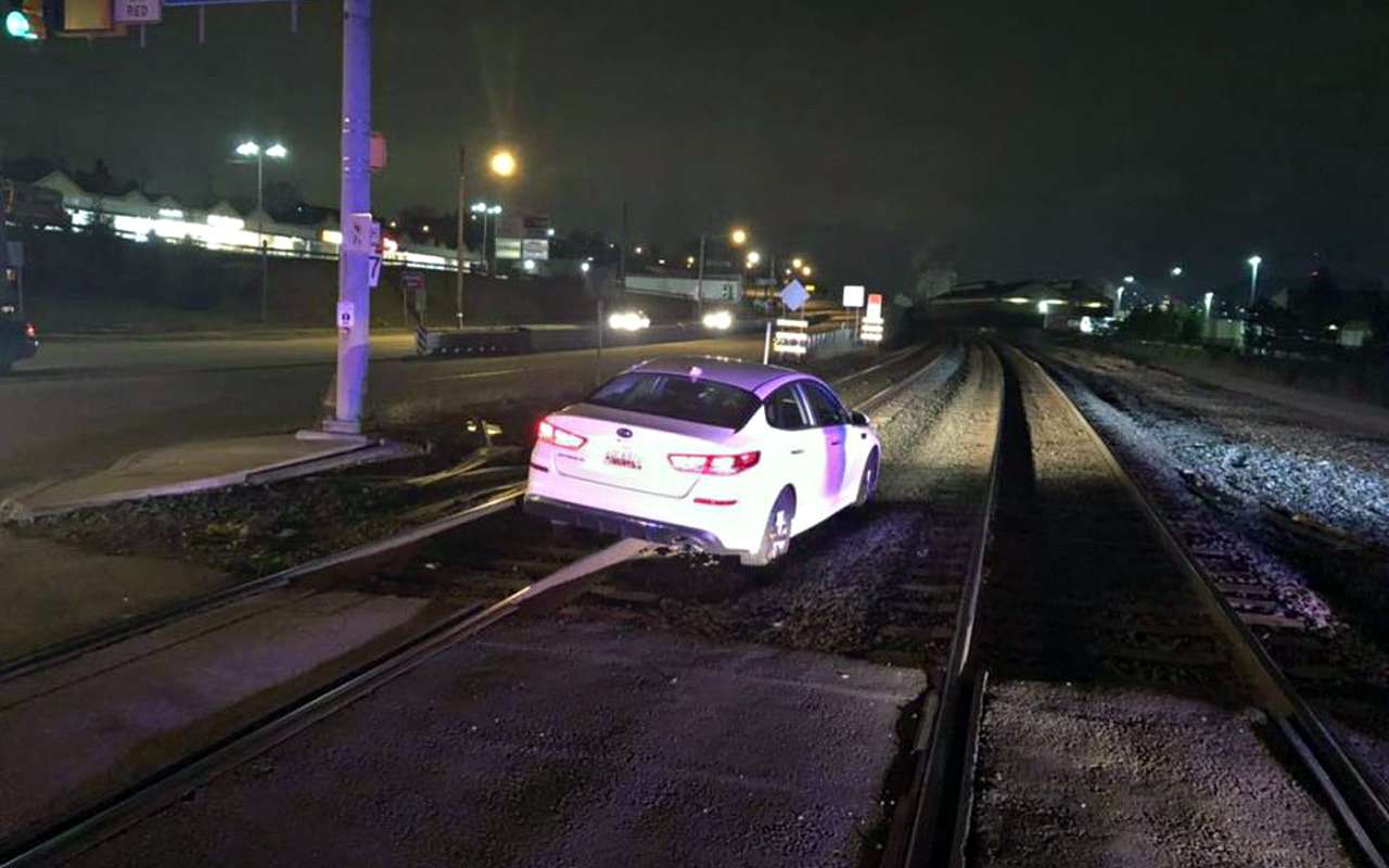 Слепая вера в навигатор загнала женщину на железную дорогу