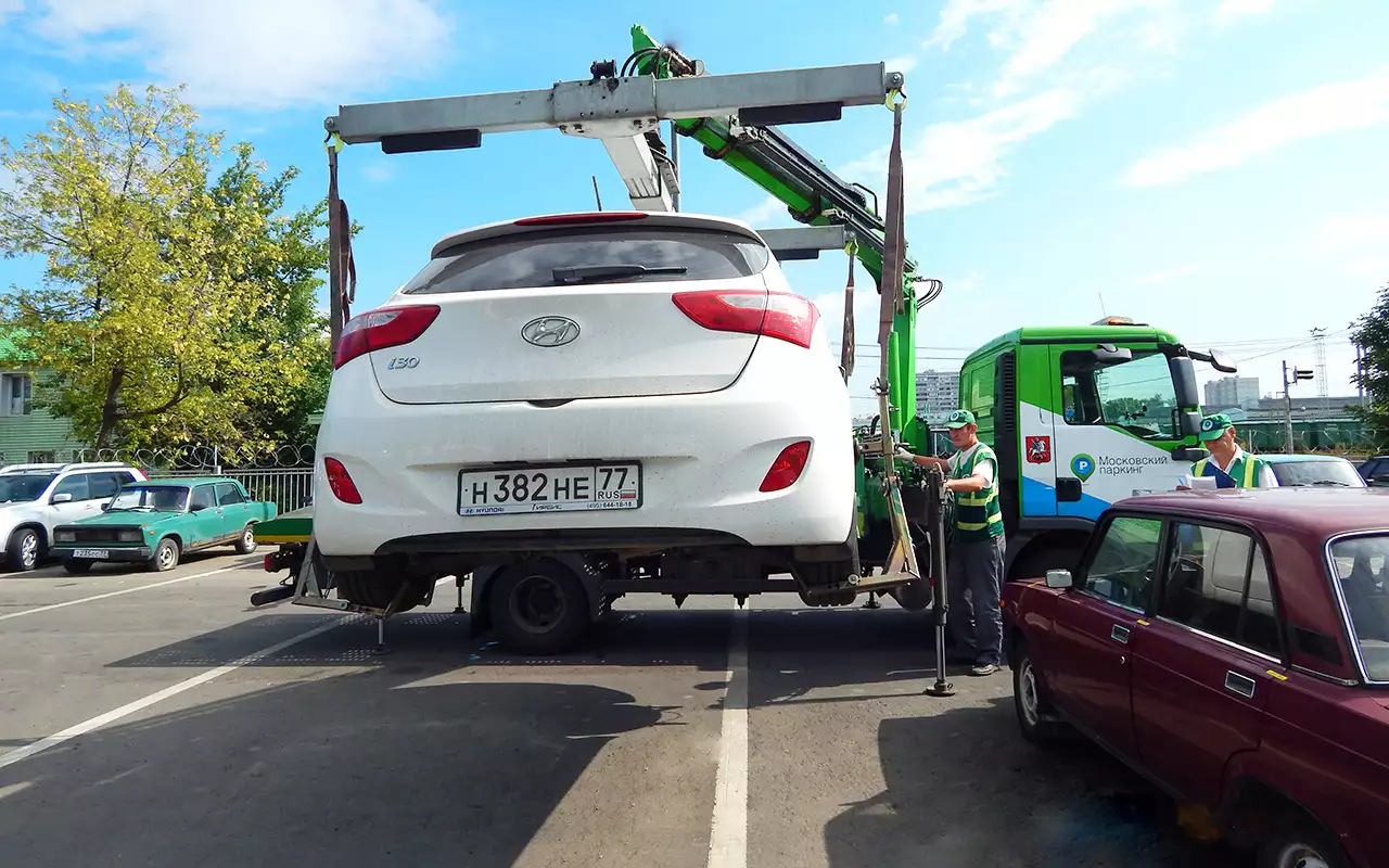 Оснований для эвакуации автомобиля не так уж много. Самое распространенное – нарушение правил парковки.
