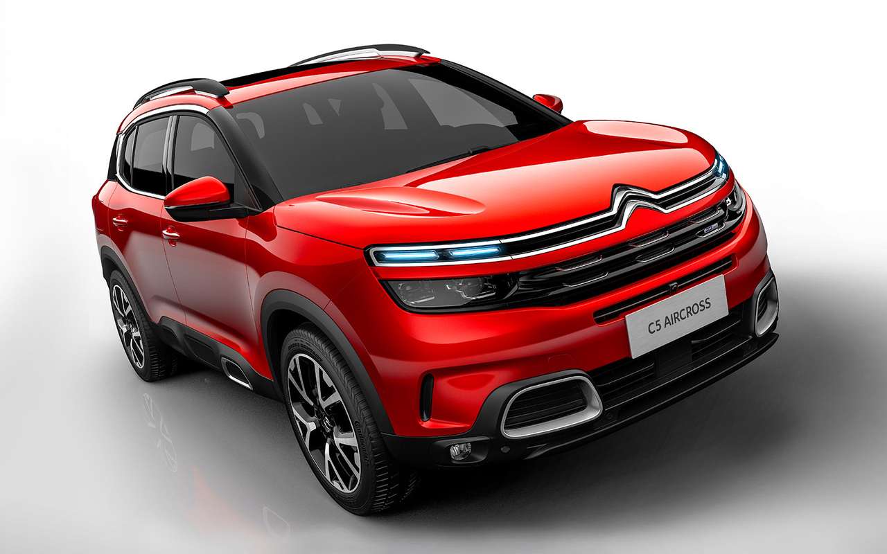 Citroen C5 Aircross появится у китайских дилеров в третьем квартале этого года. Это будут автомобили местной сборки. Европейцам и нам придется ждать до второй половины 2018‑го: в Россию пойдут машины европейского производства. Поскольку у Эйркросса привод только на передние колёса, на большие продажи можно не рассчитывать. Это в В‑классе многие берут моноприводные кроссоверы из экономии, а в более «высоких» сегментах доля таких версий мала: у конкурентов они играют роль начальных, обеспечивающих привлекательные «рекламные» цены. Да и желающих быть не как все у нас негусто.