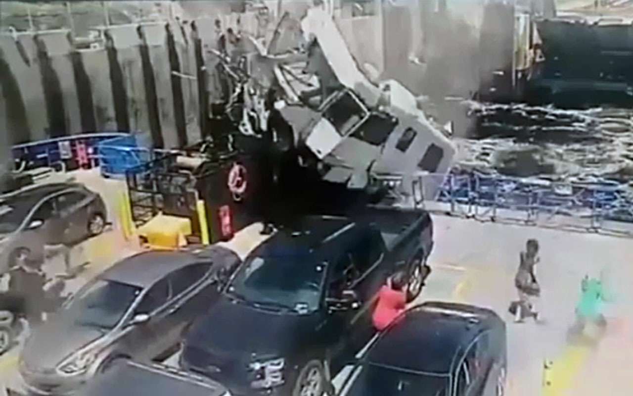 Полет с берега: дом на колесах рухнул на паром