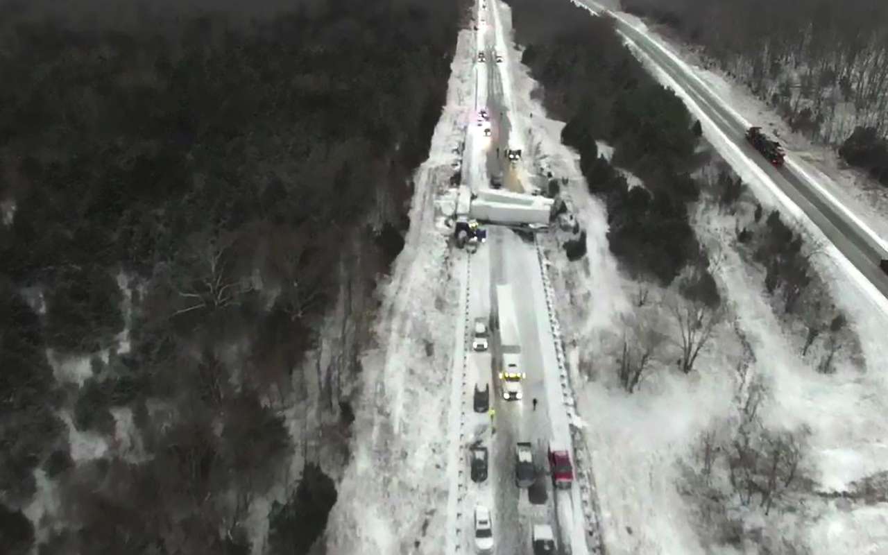 У них тоже дороги не чистят: массовую аварию в США сняли с дрона