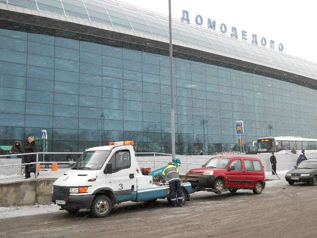 Машина домодедовская. Эвакуатор в аэропорту Домодедово. Машины в аэропорту Домодедово. Автопарк аэропорта Домодедово. Машины службы аэропорта Домодедово.